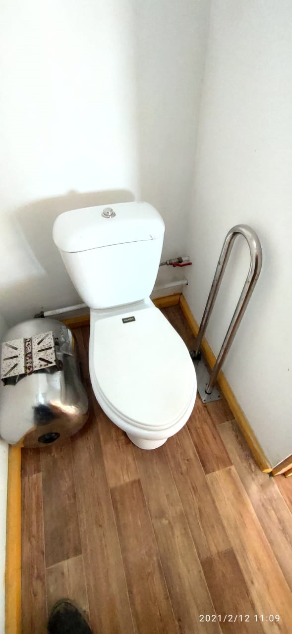 Опорные поручни в туалете Plastun3