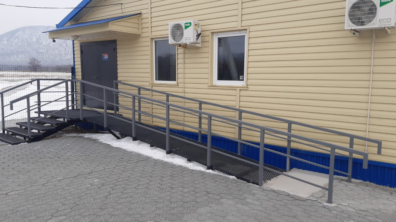 Пандус и ступеньки с противоскользящим покрытием на входе в аэровокзал Preobragenie2