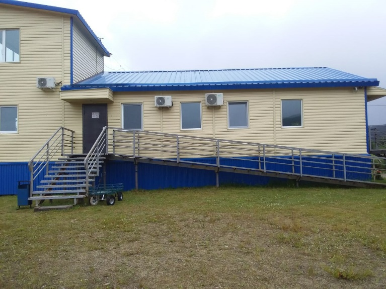 Пандус с поручнем и противоскользящим покрытием на выходе из аэровокзала Svetlaya1